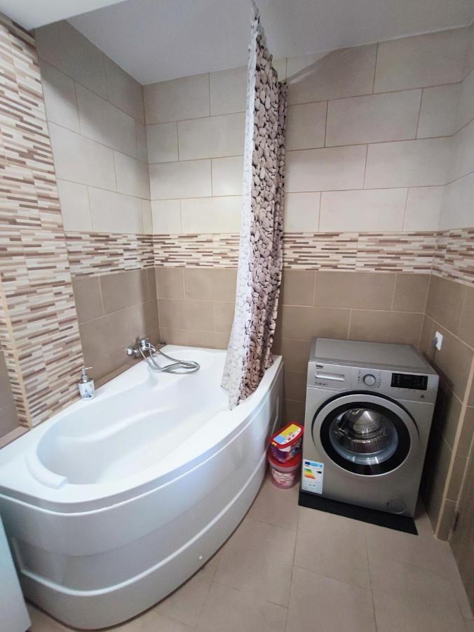 Quiet And Cozy 2 Bedroom Flat With Free Parking Included Floresti  Exterior photo