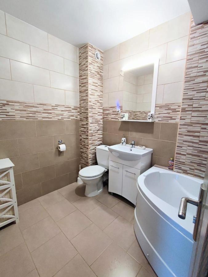 Quiet And Cozy 2 Bedroom Flat With Free Parking Included Floresti  Exterior photo